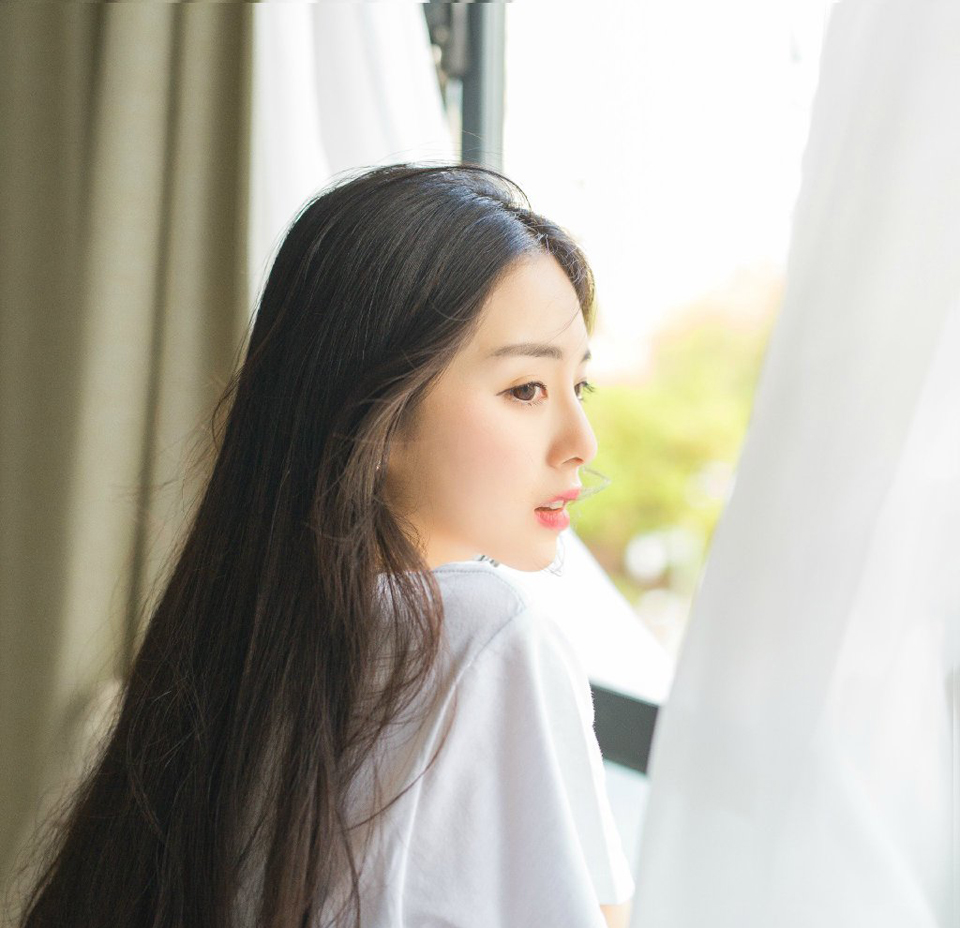 友情不是一堆华丽的辞藻，而是一句热心的问候；友情不是一个敷衍的拥抱，而是一个会心的眼神。